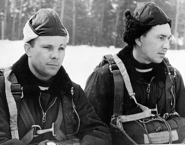 Pilotos Yuri Gagarin (à esquerda) e Pavel Belyaev, membros do primeiro destacamento de cosmonautas, durante treinamentos de paraquedismo - Sputnik Brasil