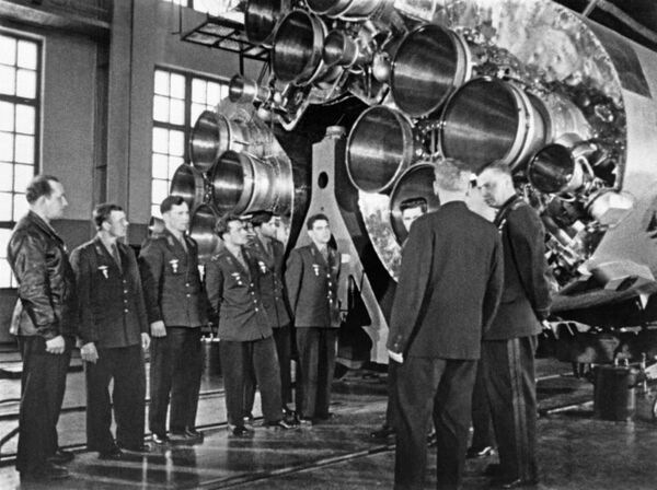 Membros do primeiro destacamento de cosmonautas estudam o funcionamento dos equipamentos. Da direita à esquerda: Andrian Nikolaev, Valery Bikovsky, German Titov, Pavel Popovich e Yuri Gagarin - Sputnik Brasil