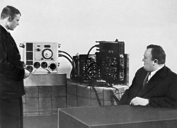 O candidato a cosmonauta Yuri Gagarin com Sergei Korolev, o engenheiro-chefe de foguetes e naves soviético durante um exame - Sputnik Brasil