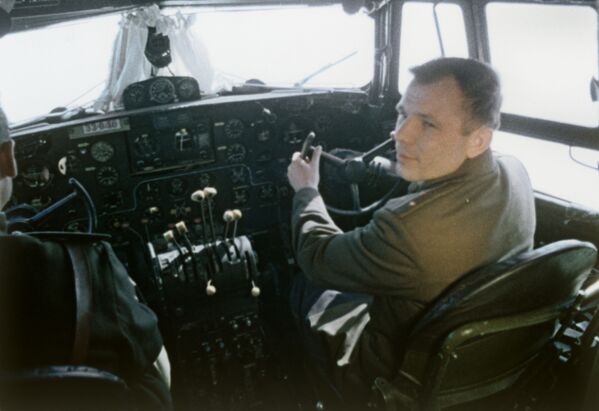 Yuri Gagarin no cockpit de avião na véspera do voo para o Espaço - Sputnik Brasil