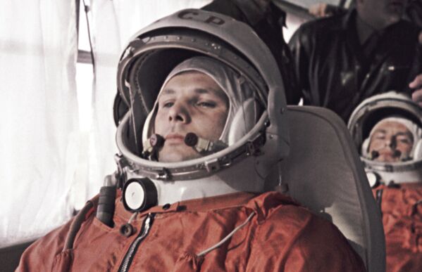 O primeiro cosmonauta da Terra, Yuri Gagarin, e seu substituto German Titov seguem para a posição de decolagem do veículo lançador espacial com a nave espacial Vostok 1 - Sputnik Brasil