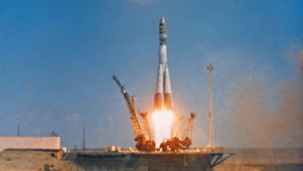 Lançamento do foguete portador Vostok com a nave espacial Vostok 1, a bordo da qual o cosmonauta soviético Yuri Gagarin se tornou o primeiro homem a viajar no Espaço. Sequência de um documentário - Sputnik Brasil