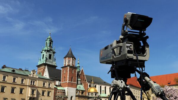 Uma câmera de TV está perante o Castelo Real de Wawel, Polônia - Sputnik Brasil