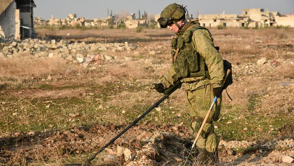 Military engineers of the Russian Army's international counter-mine center continue the demining operation in eastern Aleppo, Syria - Sputnik Brasil
