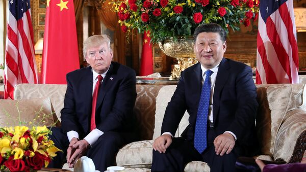 Presidente dos EUA Donald Trump saúda seu homólogo chinês Xi Jinping em Mar-a-Lago, no estado da Flórida, em 6 de abril 2017 - Sputnik Brasil