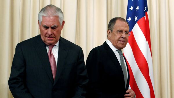 O ministro russo das Relações Exteriores, Sergey Lavrov e o secretário de Estado dos EUA, Rex Tillerson, chegam para uma coletiva de imprensa após as suas conversações em Moscou. - Sputnik Brasil