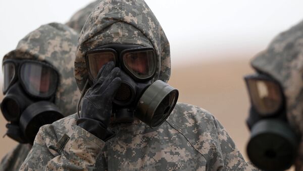 Soldiers wear mask sas they take part in a military exercise simulating a chemical weapons attack during the international Eager Lion military event on June 2, 2014 at Prince Hashem Bin Abdullah II training center, in Zarqa, 30 km east of Amman, Jordan - Sputnik Brasil