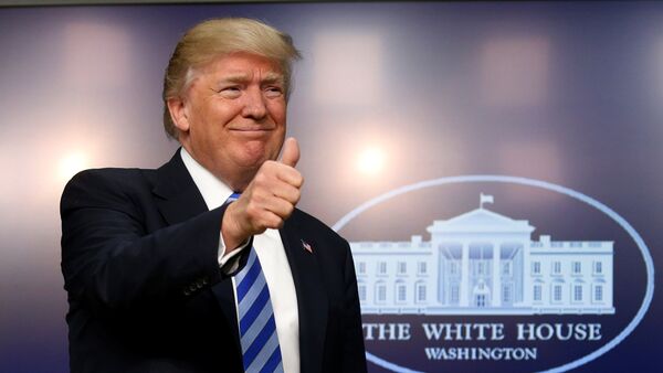 U.S. President Donald Trump gives a thumbs up as he hosts a CEO town hall on the American business climate at the Eisenhower Executive Office Building in Washington, U.S., April 4, 2017 - Sputnik Brasil