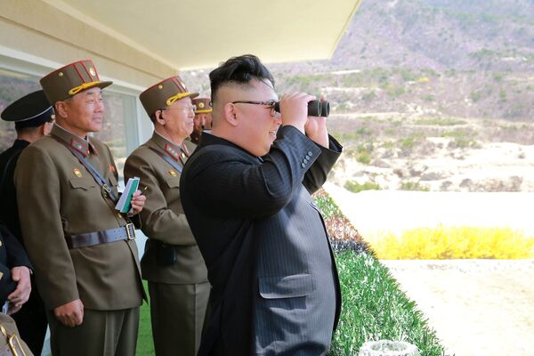 Kim Jong-un, líder norte-coreano observa treinamentos do Exército Popular da Coreia, 13 de abril de 2017 - Sputnik Brasil
