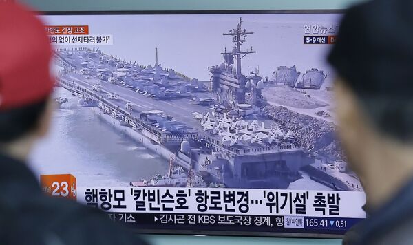Reportagem vídeo sobre o USS Carl Vinson mostrado na TV sul-coreana, 12 de abril de 2017 - Sputnik Brasil
