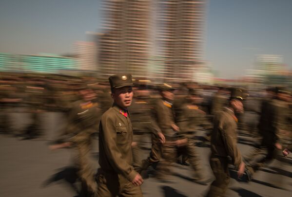 Militares norte-coreanos durante a inauguração da nova área residencial em Pyongyang, 14 de abril de 2017 - Sputnik Brasil