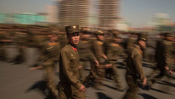 Militares norte-coreanos durante a inauguração da nova área residencial em Pyongyang, 14 de abril de 2017 - Sputnik Brasil