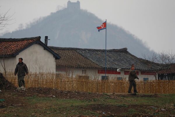 Norte-coreanos passeiam perto da fronteira com a China, 14 de abril de 2017 - Sputnik Brasil