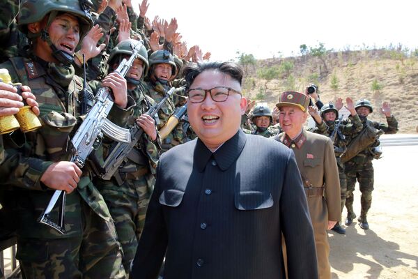 Kim Jong-un, líder norte-coreano, observa treinamentos do Exército Popular da Coreia - Sputnik Brasil