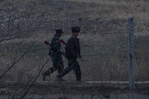 Soldados norte-coreanos patrulham território adjacente à fronteira com a China - Sputnik Brasil