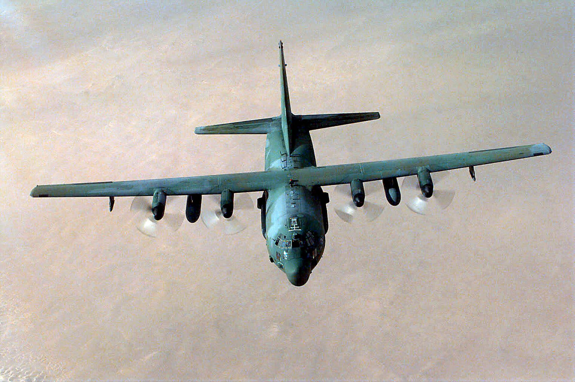 Avião MC-130 da Força Aérea norte-americana durante missão de treinamento. De um avião desse tipo foi lançada a bomba GBU-43 contra o Daesh no Afeganistão em 13 de abril de 2017 - Sputnik Brasil, 1920, 08.08.2022