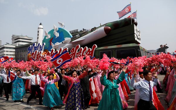 Cidadãos norte-coreanos cumprimentam Kim Jong-un durante a a parada militar comemorativa do 105º aniversário de Kim Il-sung, em 15 de abril de 2017 - Sputnik Brasil