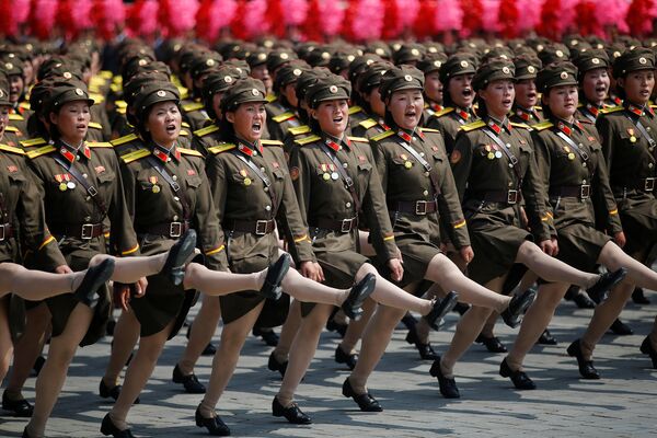 Batalhões femininos desfilam e gritam lemas durante a parada militar comemorativa do 105º aniversário de Kim Il-sung, em 15 de abril de 2017 - Sputnik Brasil