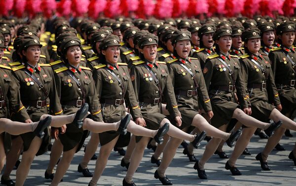 Batalhões femininos desfilam e gritam lemas durante a parada militar comemorativa do 105º aniversário de Kim Il-sung, em 15 de abril de 2017 - Sputnik Brasil