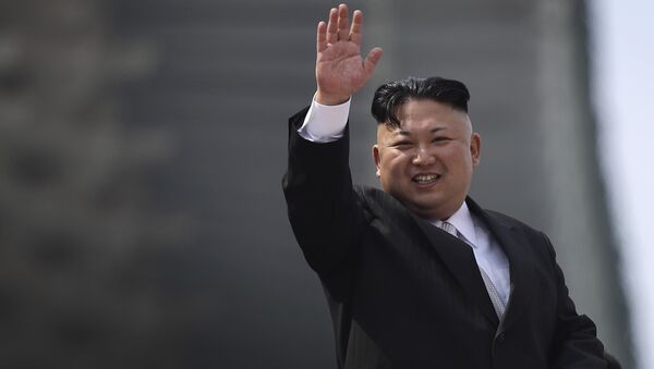Kim Jong-un acena com a mão em um gesto de saudação durante a parada militar comemorativa do 105º aniversário de Kim Il-sung, em 15 de abril de 2017 - Sputnik Brasil