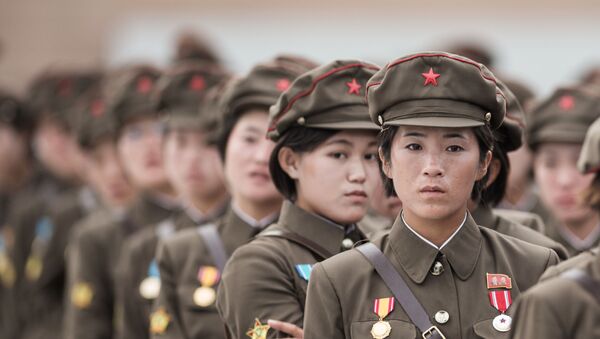Militares norte-coreanas durante a parada militar em homenagem ao 60º aniversário do fim da Guerra da Coreia, 2013 - Sputnik Brasil