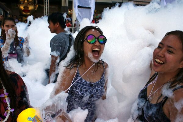 Cidadãos tailandeses participam das festas no âmbito do Festival Songkran, em Bangkok - Sputnik Brasil