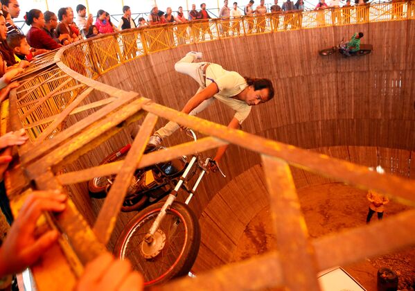 Motociclista em Poço da Morte durante uma feira no Nepal - Sputnik Brasil