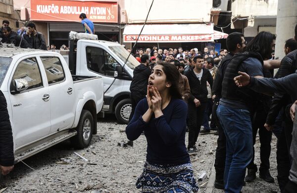 Pessoas no local da explosão no centro da cidade turca de Diyarbakir, em 11 de abril - Sputnik Brasil