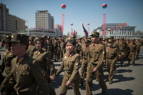 Militares do Exército Popular da Coreia durante a cerimônia de inauguração de um novo bairro residencial na capital norte-coreana, Pyongyang. - Sputnik Brasil