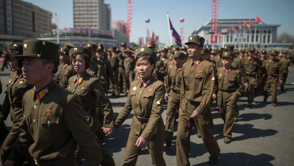 Militares do Exército Popular da Coreia durante a cerimônia de inauguração de um novo bairro residencial na capital norte-coreana, Pyongyang - Sputnik Brasil