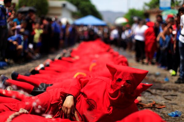 Ator vestido de demônio participa da cerimônia conhecida como Los Talciguines, parte dos eventos da Semana Santa em El Salvador - Sputnik Brasil