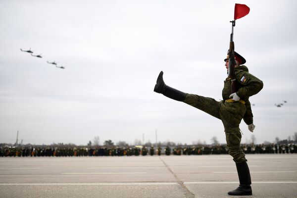 Militar durante os preparativos para o próximo desfile da Vitória na Praça Vermelha, em 9 de maio - Sputnik Brasil