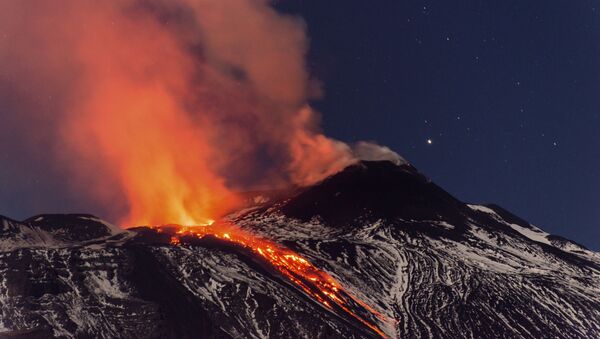 Fluxos de lava durante uma erupção do vulcão Etna na Itália (foto de arquivo) - Sputnik Brasil