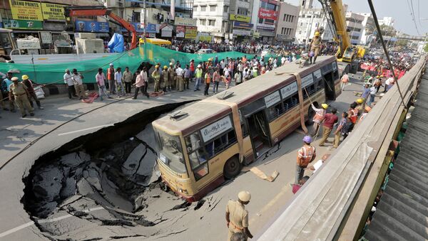 Bombeiros se preparam para resgatar um ônibus acidentado na Índia - Sputnik Brasil