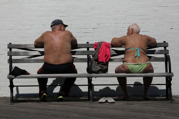 Residentes de Brooklin, nos EUA, tomam banhos de sol nos primeiros dias quentes - Sputnik Brasil