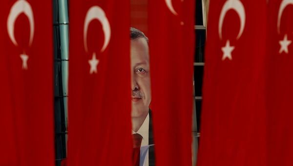 Foto do presidente da Turquia, Recep Tayyip Erdogan, entre bandeiras do país, em Istambul, dois dias antes do referendo de 16 de abril de 2017 - Sputnik Brasil
