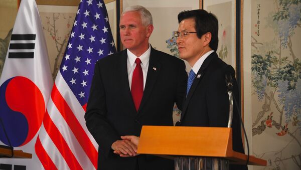 O vice-presidente norte-americano Mike Pence aperta as mãos com o presidente interino Hwang Kyo-Ahn durante uma coletiva de imprensa após a reunião em Seul em 17 de abril de 2017. - Sputnik Brasil