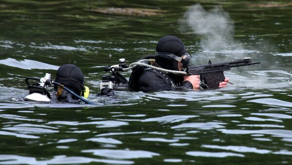 Combat swimmer firing a special underwater machine gun (APS) - Sputnik Brasil