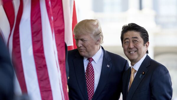 President Donald Trump welcomes Japanese Prime Minister Shinzo Abe outside the West Wing of the White House - Sputnik Brasil