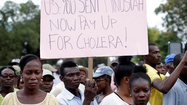 Haitianos protestam para exigir à MINUSTAH (Missão de Estabilização das Nações Unidas no Haiti) que pague pelo surto de cólera no Haiti em 2010 durante uma manifestação em Port-au-Prince, Haiti. Foto tirada em 15 de fevereiro de 2017. - Sputnik Brasil