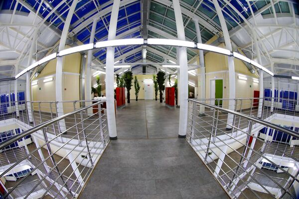 A excursão virtual em 3D pela base militar mostra como são equipados os quartos para os militares, o refeitório, academia de musculação e sala de projeção de filmes, biblioteca, átrio, estufa e hospital - Sputnik Brasil