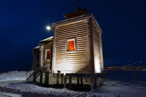 A igreja de madeira construída no território da base Trifólio Ártico - Sputnik Brasil