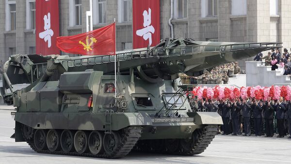 Военные транспортные средства с ракетами во время военного парада, посвященного 105-летию со дня рождения Ким Ир Сена в Пхеньяне, Северная Корея - Sputnik Brasil