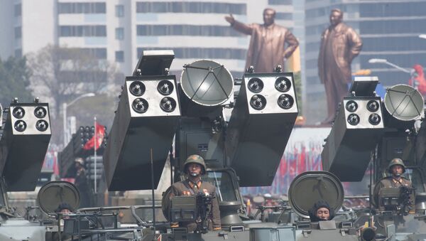 Um complexo de defesa antiaérea do Exército Popular da Coreia é visto durante o desfile dos 105 anos de nascimento de Kim Jong-il - Sputnik Brasil