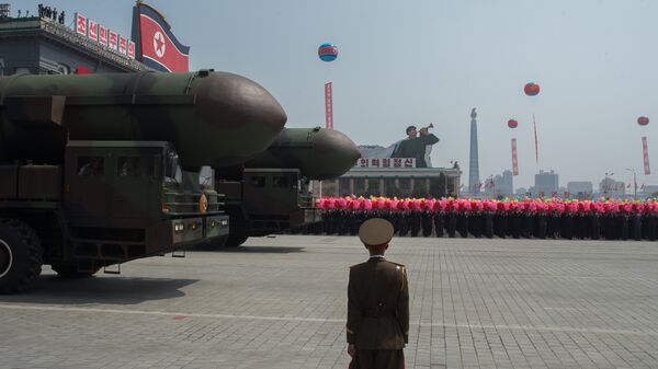 Exército Popular da Coreia apresenta, em desfile, complexos de lançamento de mísseis balísticos intercontinentais em abril de 2017 - Sputnik Brasil