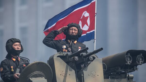 Militares norte-coreanos são vistos em cima de um blindado - Sputnik Brasil