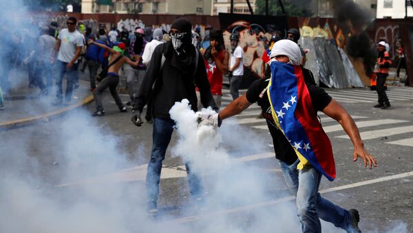 Manifestantes da oposição em confronto com a polícia durante a chamada mãe de todas as marchas contra o presidente da Venezuela, Nicolas Maduro, em Caracas - Sputnik Brasil