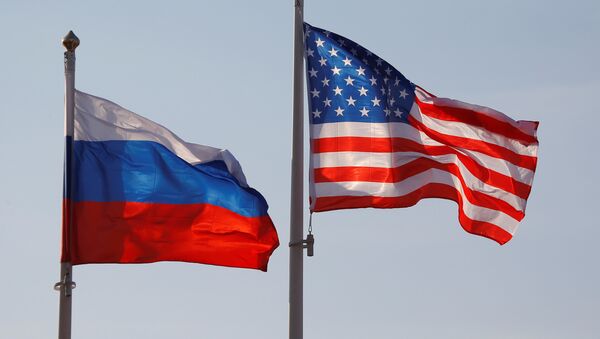Bandeiras da Rússia e dos EUA - Sputnik Brasil