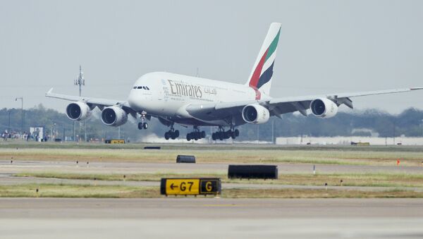 A380 da Emirates aterrissando no Aeroporto Internacional de Dallas/Fort Worth, no Texas (arquivo) - Sputnik Brasil