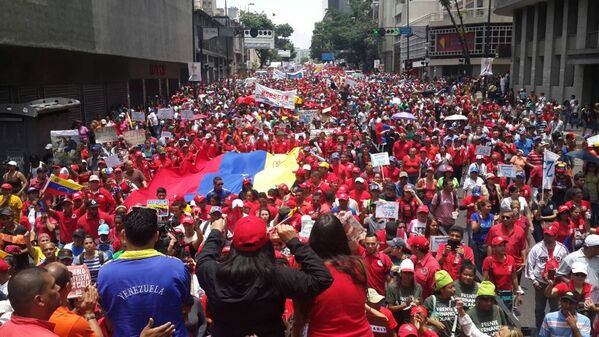 Multidão reunida em defesa do chavismo em uma das ruas da capital venezuelana - Sputnik Brasil